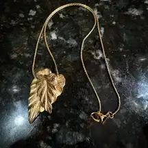 VINTAGE SIGNED MONET GOLD TONE CHAIN NECKLACE WITH DOUBLE LEAF PENDANT 16.5”