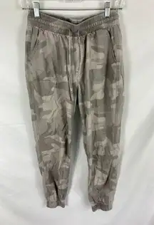 Hollister  Ultra High Rise Jogger Camo Size Small