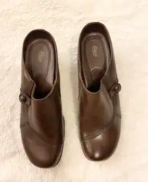 NWOT Bass Bryanna brown leather clogs mules
