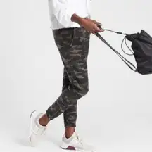 Athleta Farallon Pants in Olive Camo size 0