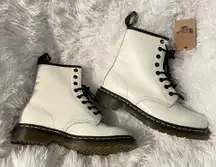 Dr. Doc Martens Air Wair 11822 Women’s Size 7 White smooth leather combat Boots