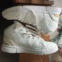 On The Roger Clubhouse Mid Sneaker