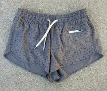 Vuori Clementine 2.0 Shorts 4" Chia Stucco Workout Gray Black Dot VW3000 XS