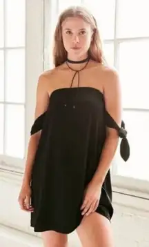 Urban Outfitters Kimchi Blue Black Tie Sleeve Off the Shoulder Shift Dress S‎
