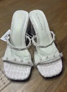 Size 6.5 altar’d state heels