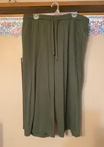 Women’s  green crop pants. Size 1x. New without tags