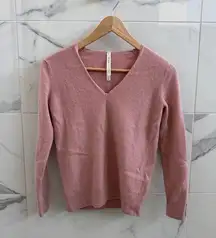 100% cashmere Aritzia Babaton pink V-Neck sweater - fits XS - super pretty