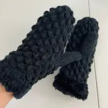 EUC Women’s solid black‎ fuzzy fur lined bubble knit winter warm mittens gloves