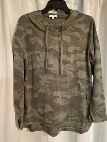 Women’s Camo Pullover 
