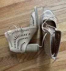 Jeffrey Campbell Cordillo 2 Ankle Booties Size 8.5 Laser Cut Block Heel Peep Toe