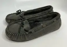 Minnetonka moccasins‎ gray fur lined size 6