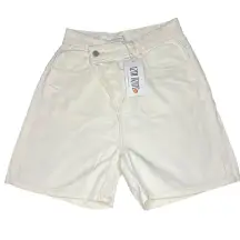 NWT 12th Tribe Women's Medium Ivory/White High-Rise Asymmetrical Denim Shorts‎