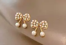 Simple and compact geometric bow pearl earrings