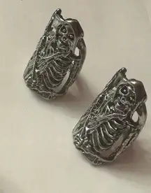 Hooded Skeleton Holding size 9