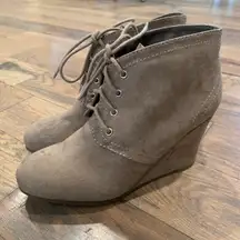 Arizona Woman’s Tan Suede Platform Booties Size 7