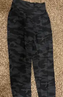 Athleta Salutation Camo Jogger Pants XS Xtra Small Black Camo Print Nylon Blend