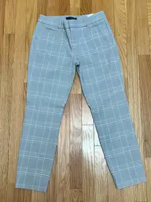 The Banana Republic Woman’s Dress Pants in size 4 and Gray Glen Plaid are designed for a formal and dressy occasion. Made of cotton with a mid-rise and flat front, these slim-fit pants feature a straight leg style and button accents.