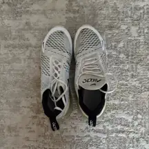 Nike 270 Air Max Shoes Women’s 9