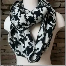 Black and white checkered chunky knit scarf