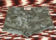 Y2K 2000s Grunge Micro Mini Baddie Hot Pants Low Rise Camo Cargo Booty Shorts Frayed Hem #goth #whimsigoth bimbo subversive #acubi #cyber #punk biker whimsygoth mcbling Measurement in pics