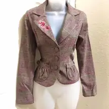 1990s/2000s Y2K Unique Pink brown fitted plaid blazer jacket embroidered flower floral detail long sleeve - a great statement piece! Office siren core  -Stunning babydoll ruched pockets  #fairycore #coquette 