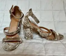 UO Tan / Champagne Crushed Velvet Open Toe Pumps Holiday Cocktail Romantic - 9