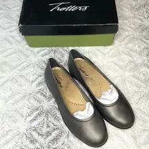 Trotters Women's Darcey Metallic Ballet Flat in Pewter