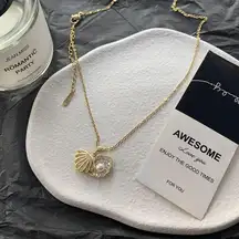 shell shape necklace with pearl