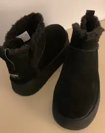 Koolaburra by Uggs Women's Black Suede platform ultra mini short classic boots 9