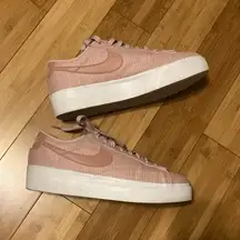 Nike Blazer Low Platform ESS Pink Oxford Summit/Rose Whisper Women’s Size 10