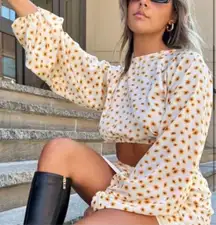 NWT WeWoreWhat billow sleeve top in ditsy daisy S