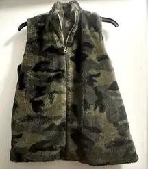 Katydid Small faux fur camo vest. Lined. Warm.