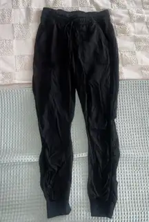 Lululemon Beyond the Studio Jogger
Size 6