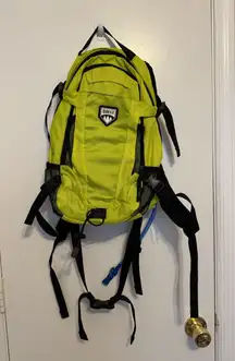 Quest Hydration Pack Backpack 2 Liter yellow Bag Hiking Pockets Water Bladder
