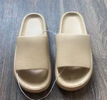 Cloud Slippers in Tan