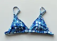 Women’s Cupshe blue and white tie-dye bikini top medium