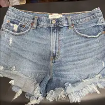 A&F The Mom Short Mid Rise Curve Love Distressed Blue Jean Shorts Size 32/14