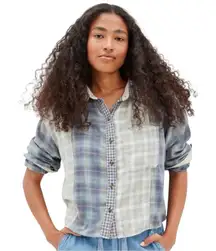 AMERICAN EAGLE Women’s Cropped Distressed Plaid Long sleeve Flannel