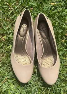 Life Stride Tan Heels Elegant Comfort