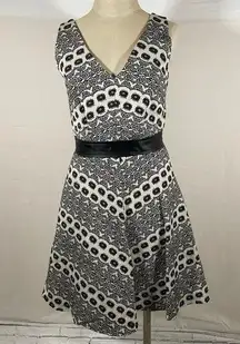 Women’s Chelsea & Violet black/white low v-neck dress M