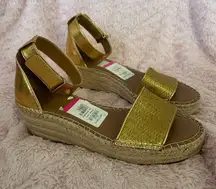 NEW Franco Sarto Clemens Womens Espadrille Gold Metallic Wedge Sandals Heels 9M