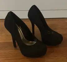 Black pumps
