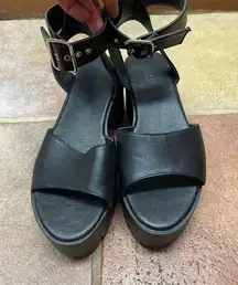 TRUFFLE CHUNKY BLACK SANDAL SIZE 40