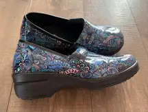 Easy Street Women's Clogs‎ Size 11W Blue Pink Paisley Slip Resistant Shoes Comfy