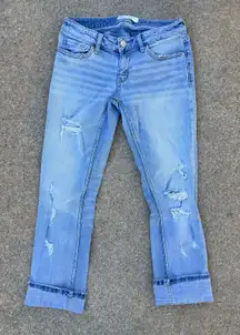 Buckle BKE Stella 25 Low Rise Slim Fit Distressed Light Wash Capri Jeans ABK2127