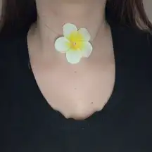 Flower with faux pearl accent choker​​ 🌺