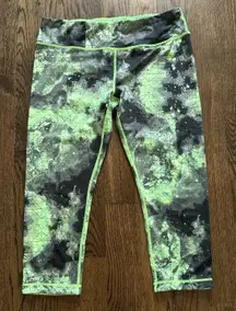 Active Life Horoscope Capri Leggings Green‎ Geometric Reversible Size M (est.)