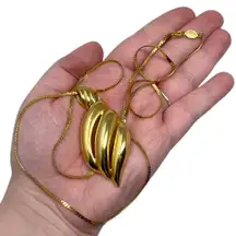 Vintage Napier Shiny 3D Leaf Pendant Gold Tone Statement Necklace Glam Classic