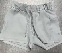 Lululemon On The Fly Short 2.5" Gray Full-On Luxtreme Travel Women Size 2