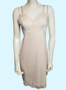 Vintage 70s Vanity Fair darker ivory / light beige lace trim slip size 34 S